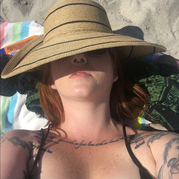 Meet your Poshers, Angel & Scarlet - Picture 2 of 8